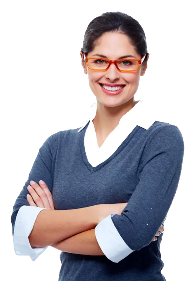 Mujer profesional sonriendo, con gafas naranjas y suéter gris con cuello blanco, posando con los brazos cruzados